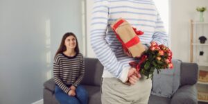 Eşinize Alacağınız En İyi 5 Yılbaşı Hediye Kutusu Önerisi NedirEşinizi yeni yılda özel, değerli ve alışılmışın dışında hediyeler ile mutlu etmek istiyorsanız, birbirinden güzel hediye kutuları sizi bekliyor.